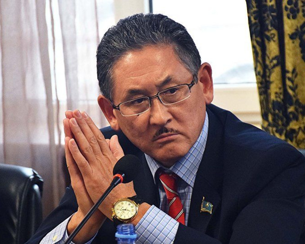 Қара әйелдің кискасының түсі қандай?