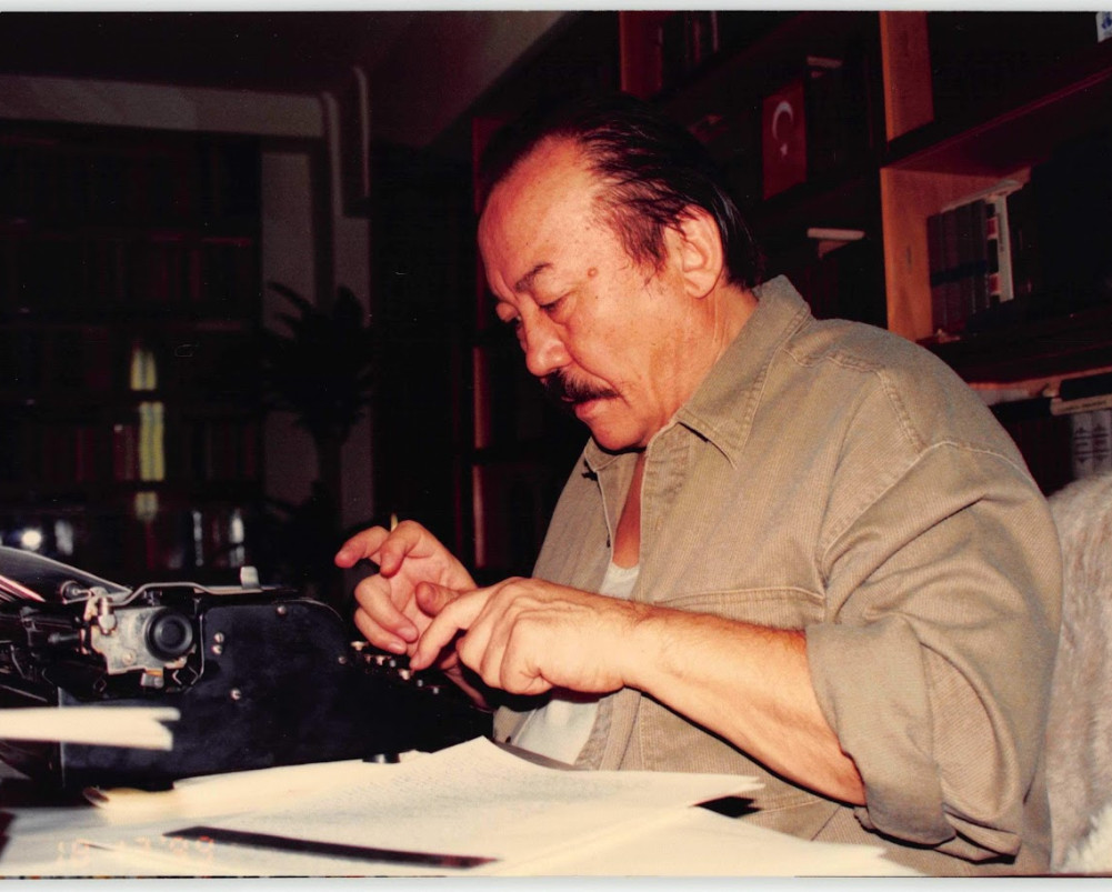 Комбинезондағы әйелдердің әуесқой суреті