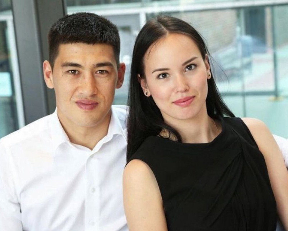 Олар қолдарындағы әртүрлі заттармен айналысады