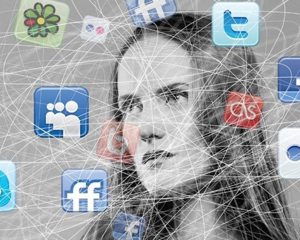 Қыздың трусисы дымқыл