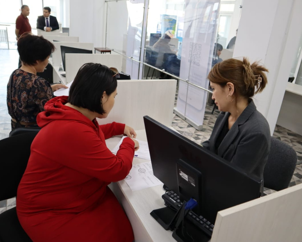 Жігіттер тобы қыздарды сиқырлайды