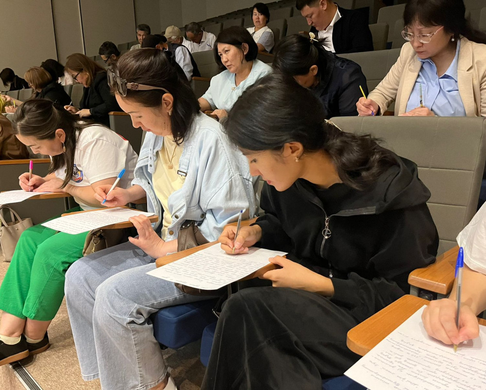 Жалаңаш шаштараз бейне